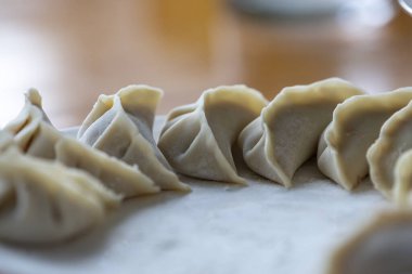 Bir tabağa sarılmış hamur tatlısı.