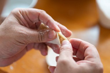 Bir şef hamur işi yapıyor.