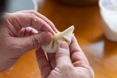 Bir şef hamur işi yapıyor.