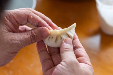 Bir şef hamur işi yapıyor.