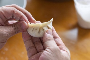 Bir şef hamur işi yapıyor.