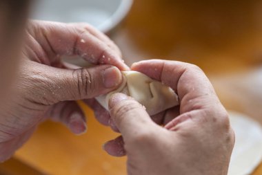 Bir şef hamur işi yapıyor.