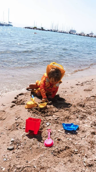 Filhinhos Brincando Areia Junto Mar — Fotografia de Stock