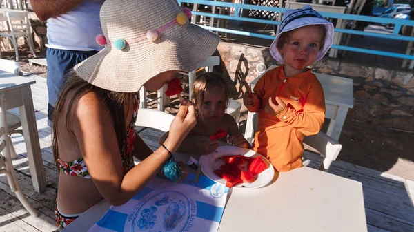 Crianças Comendo Melancia Café Verão — Fotografia de Stock