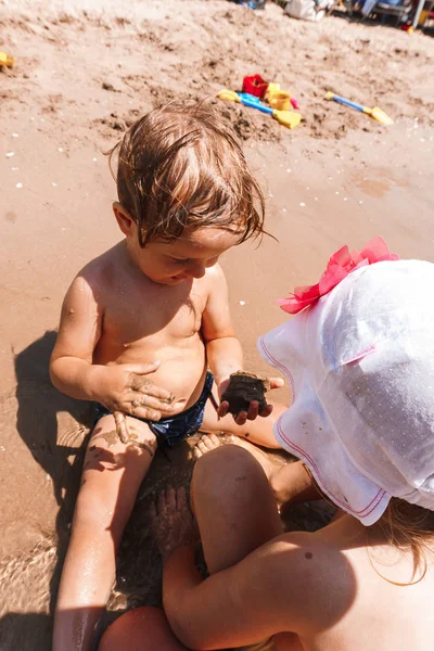 Małe Dzieci Bawiące Się Piasku Nad Morzem — Zdjęcie stockowe