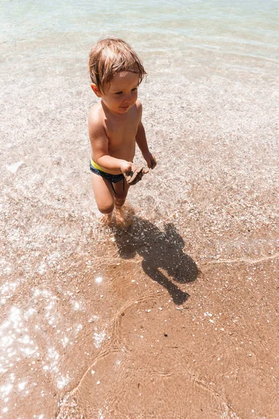 Mały Chłopiec Bawiący Się Piasku Nad Morzem — Zdjęcie stockowe