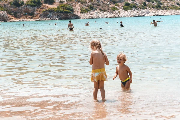 Bambini Piccoli Che Giocano Sulla Sabbia Vicino Mare — Foto Stock