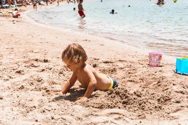 Kleine Jongen Die Het Zand Bij Zee Speelt — Stockfoto