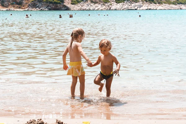 Çocuklar Kumsalda Deniz Kenarında Oynuyorlar — Stok fotoğraf