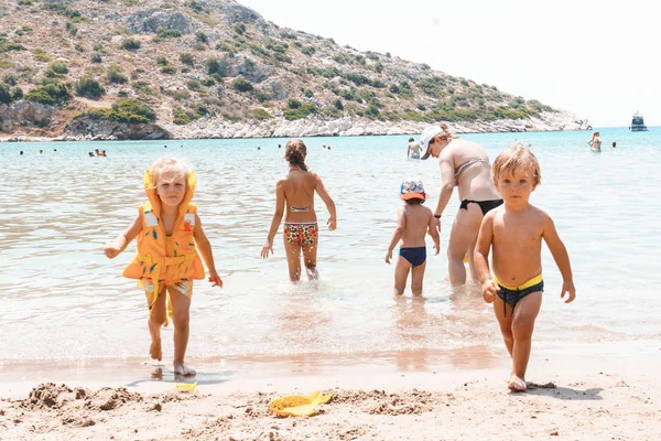 砂の中で海で遊ぶ子供たち — ストック写真