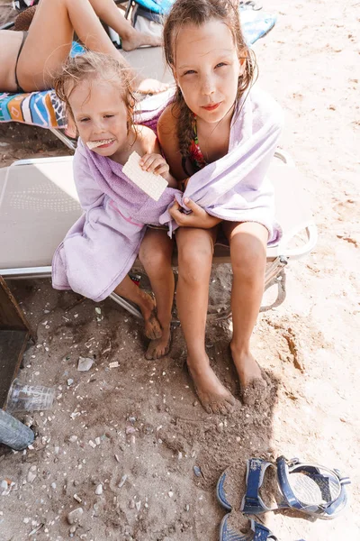 Dos Hermanas Envuelto Una Toalla Playa — Foto de Stock
