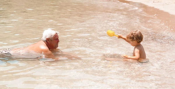 Grootvader Spelen Met Kleine Kleinkinderen Met Zand Aan Zee — Stockfoto