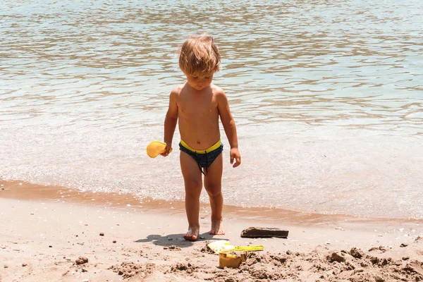 Kleine Jongen Zwemmend Aan Kust — Stockfoto