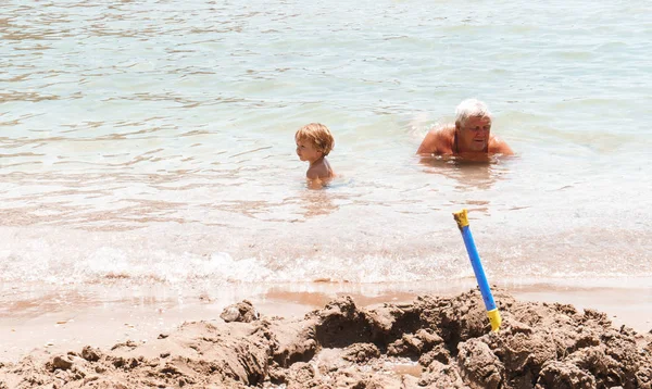 Grootvader Spelen Met Kleine Kleinkinderen Met Zand Aan Zee — Stockfoto