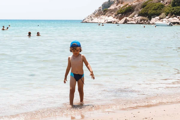 Pequeño Niño Nadando Costa — Foto de Stock