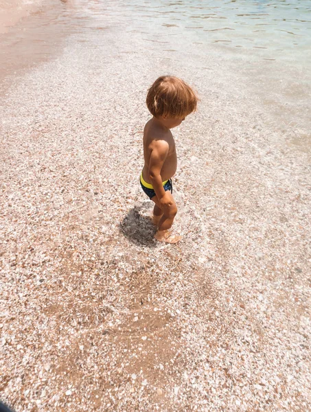 Mały Chłopiec Pływający Brzegu Morza — Zdjęcie stockowe