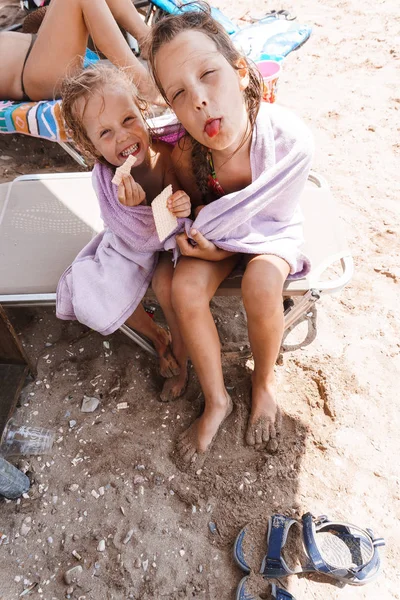 Дві Сестри Загорнулися Рушник Пляжі — стокове фото