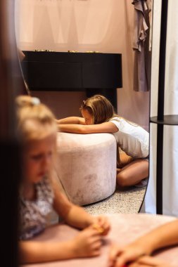 İçerde oynayan kızlar, seçici odaklanma