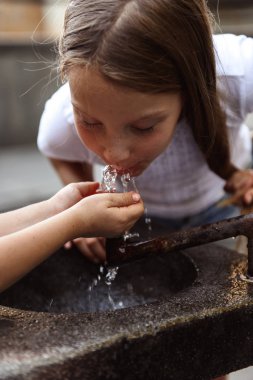 Bir bardak kahve kullanan bir kadın.