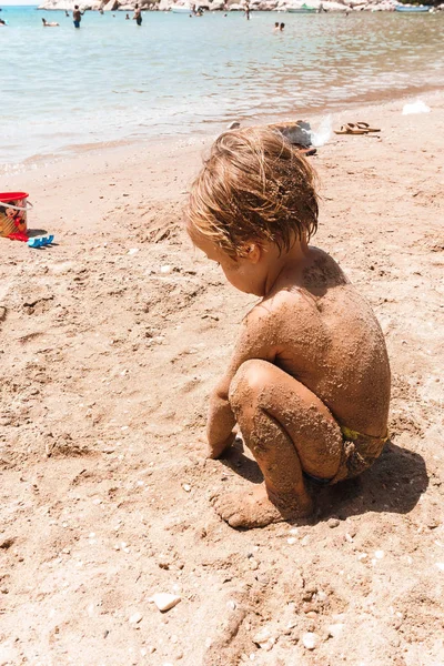 Piccolo Ragazzo Che Gioca Sabbia Sul Mare — Foto Stock