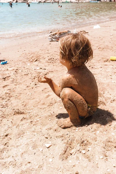 Küçük Çocuk Deniz Kenarında Kumlarla Oynuyor — Stok fotoğraf