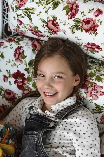 Retrato Una Niña Edad Escolar Sonriente — Foto de Stock