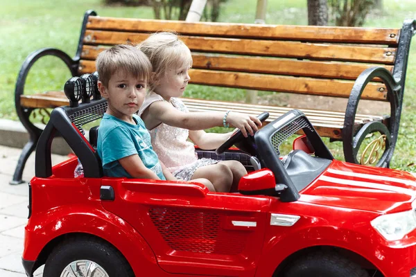 Küçük Bir Çocuk Küçük Bir Kız Arabaya Biniyorlar — Stok fotoğraf