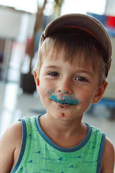 Boy Riendo Después Comer Donut Coloreado — Foto de Stock