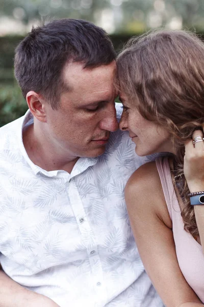 Jeune Couple Embrasser Dans Parc — Photo