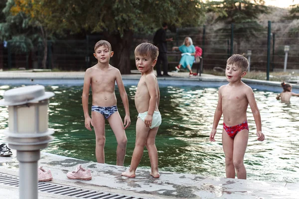 Gelukkige Kinderen Fontein Het Strand — Stockfoto