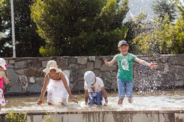 Meninos Meninas Felizes Brincando Fonte — Fotografia de Stock