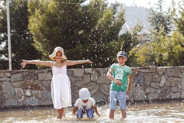 Crianças Bonitos Jogando Fonte Verão — Fotografia de Stock