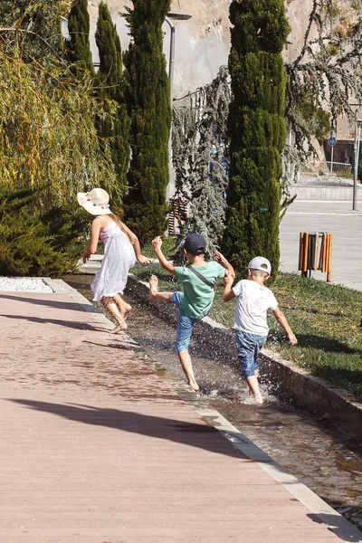 Crianças Felizes Salpicando Água Fonte Verão — Fotografia de Stock