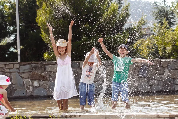 Meninos Meninas Felizes Brincando Fonte — Fotografia de Stock