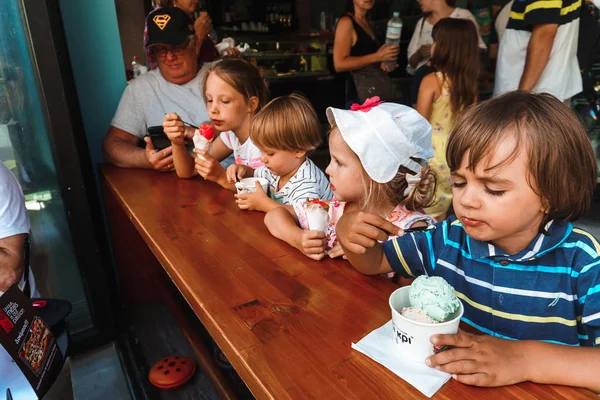 Famiglia Felice Con Bambini Nel Ristorante — Foto Stock