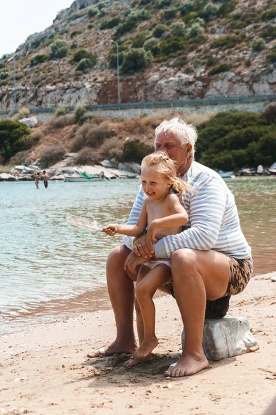 Madre Hija Jugando Playa — Foto de Stock