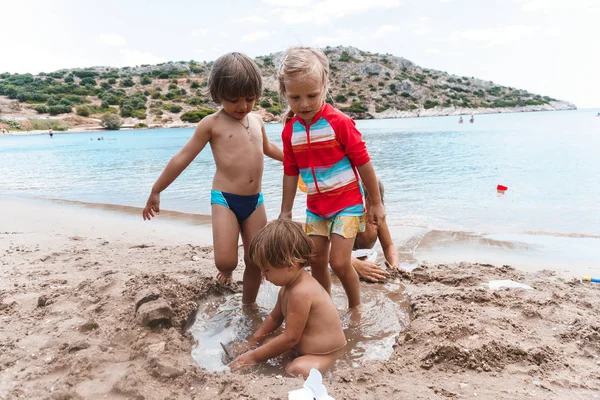 Милі Дівчата Хлопчики Грають Пляжі — стокове фото