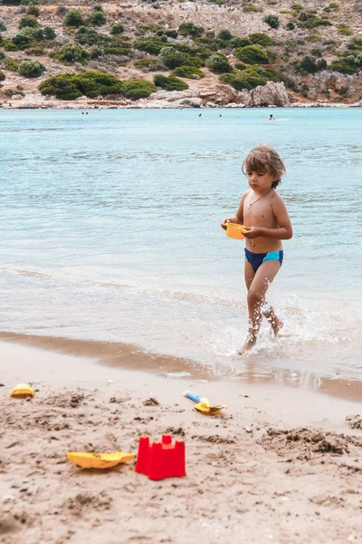 Bambino Che Gioca Con Giocattoli Sulla Spiaggia — Foto Stock