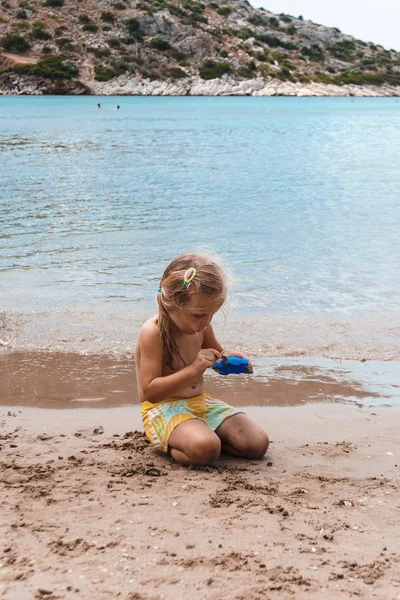 かわいい小さな女の子が ビーチで遊んで — ストック写真