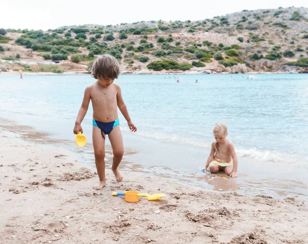 Küçük Kız Oğlan Kumsalda Kumla Oynuyorlar — Stok fotoğraf