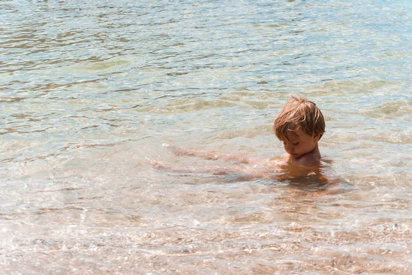 Ładny Mały Chłopiec Plaży — Zdjęcie stockowe
