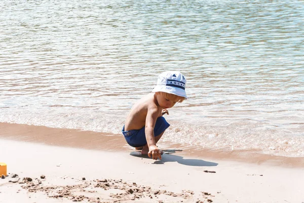 Kumsaldaki Küçük Şirin Çocuk — Stok fotoğraf