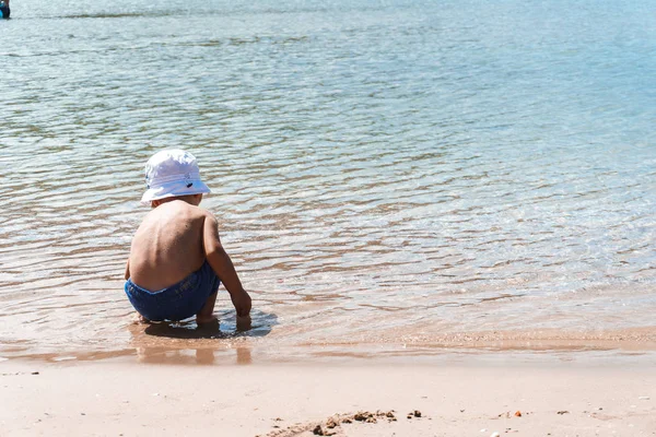 Schattig Jongetje Het Strand — Stockfoto