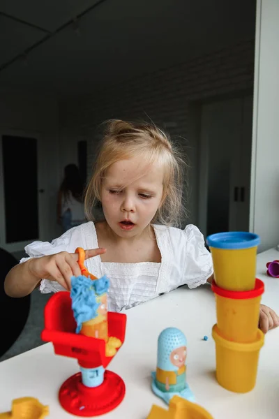 Маленька Дівчинка Грає Іграшковою Машиною — стокове фото