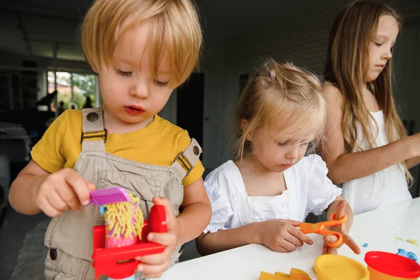 Bambini Felici Che Giocano Con Sabbia Cinetica — Foto Stock