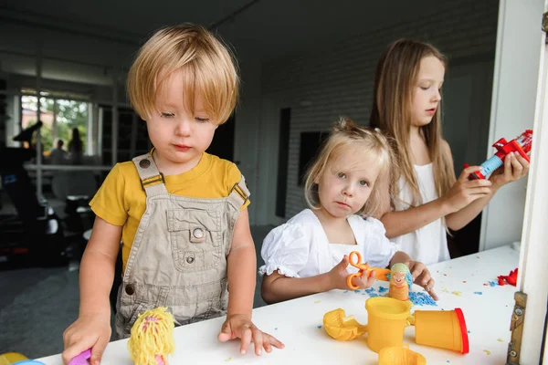 Bambini Felici Che Giocano Con Sabbia Cinetica — Foto Stock