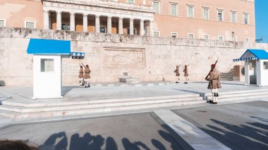 Yunan parlamentosu önünde cumhurbaşkanı askerleri