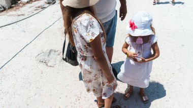 Eski harabelerde yaşayan iki kız kardeş.