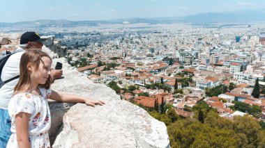 Baba ve kızı şehrin çatısında.