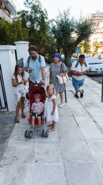 Parkta çocuklu mutlu bir aile.